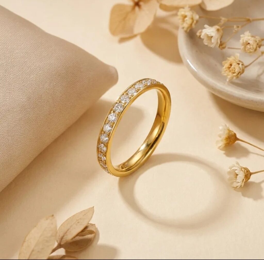 Round Ring With Zircon Inlay